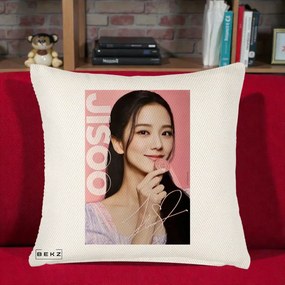Perna Personalizata K-pop BLACKPINK Jisoo cu Semnatura si Fond Roz, 40x40 cm, Crem Reliefat, Husa Detasabila, Perna Inclusa, BEKZ®