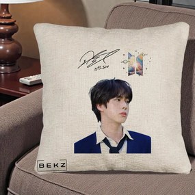 Perna Personalizata K-pop BTS Jin Portret Tinuta Albastra Autograf, 40x40 cm, Bej Canapea, Husa Detasabila, Perna Inclusa, BEKZ®