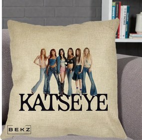 Perna Personalizata K-pop KATSEYE Foto Grup Blugi, 40x40 cm, Crem, Husa Detasabila, Perna Inclusa, BEKZ®