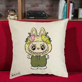 Perna Personalizata Labubu Galben cu Mere si Salopeta, 40x40 cm, Ecru, Husa Detasabila, Perna Inclusa, BEKZ®