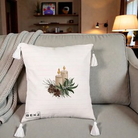 Perna Decorativa Lumanari cu Ilex si Conuri Ilustratie, 40x40 cm, Bej cu Franjuri, Husa Detasabila, Perna Inclusa, BEKZ®
