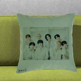 Perna Personalizata K-pop Stray Kids Foto Grup Alb All-White cu 8 Membrii, 40x40 cm, Verde, Husa Detasabila, Perna Inclusa, BEKZ®