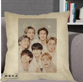 Perna Personalizata K-pop BTS Foto Grup Cute cu Animatii si 7 Membrii, 40x40 cm, Crem, Husa Detasabila, Perna Inclusa, BEKZ®