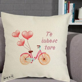 Perna Decorativa Te Iubesc Tare cu Bicicleta Roz si Baloane Inima, 40x40 cm, Ecru, Husa Detasabila, Perna Inclusa, BEKZ®