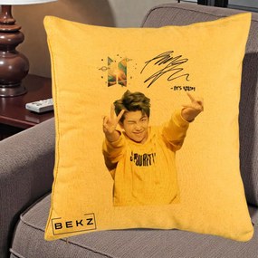 Perna Personalizata K-pop BTS RM Namjoon Hanorac Galben Autograf, 40x40 cm, Galben, Husa Detasabila, Perna Inclusa, BEKZ®