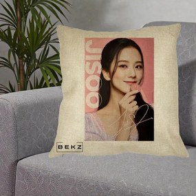 Perna Personalizata K-pop BLACKPINK Jisoo cu Semnatura si Fond Roz, 40x40 cm, Crem, Husa Detasabila, Perna Inclusa, BEKZ®