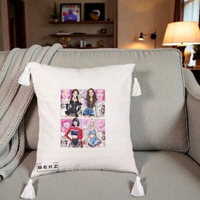 Perna Personalizata K-pop BLACKPINK Fanart Manga Benzi Desenate 4 Membre, 40x40 cm, Bej cu Franjuri, Husa Detasabila, Perna Inclusa, BEKZ®