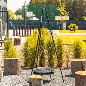 Grilaj suspendat cu trepied, cu focar