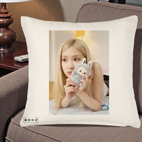 Perna Personalizata K-pop BLACKPINK Rose cu Papusa Iepure, 40x40 cm, Crem Reliefat, Husa Detasabila, Perna Inclusa, BEKZ®
