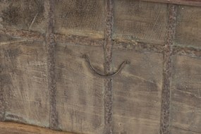 Cufăr vintage din lemn reciclat și metal, natur, cu feronerie în relief și picioare rotunde, finisaj patinat, 52 x 127 x 66 cm, „Lamanon”
