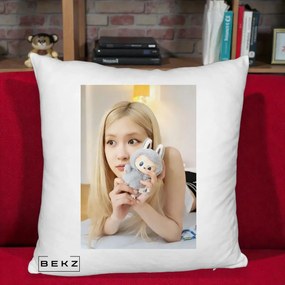 Perna Personalizata K-pop BLACKPINK Rose cu Papusa Iepure, 40x40 cm, Alb Pufos, Husa Detasabila, Perna Inclusa, BEKZ®