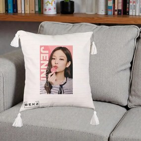 Perna Personalizata K-pop BLACKPINK Jennie cu Semnatura si Fond Roz, 40x40 cm, Bej cu Franjuri, Husa Detasabila, Perna Inclusa, BEKZ®