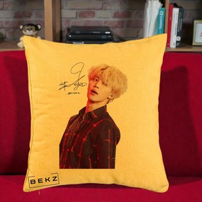 Perna Personalizata K-pop BTS Jimin Portret Artistic par Blond Autograf, 40x40 cm, Galben, Husa Detasabila, Perna Inclusa, BEKZ®