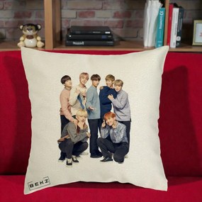 Perna Personalizata K-pop BTS Foto Grup In Picioare Tricoturi, 40x40 cm, Ecru, Husa Detasabila, Perna Inclusa, BEKZ®