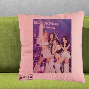 Perna Personalizata K-pop BLACKPINK The Show Concert cu 4 Membre pe Scena, 40x40 cm, Roz, Husa Detasabila, Perna Inclusa, BEKZ®