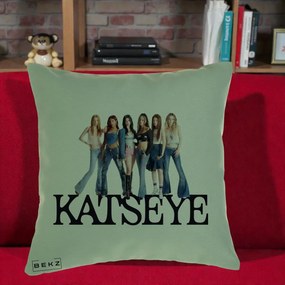 Perna Personalizata K-pop KATSEYE Foto Grup Blugi, 40x40 cm, Verde, Husa Detasabila, Perna Inclusa, BEKZ®