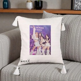 Perna Personalizata K-pop BLACKPINK The Show Concert cu 4 Membre pe Scena, 40x40 cm, Bej cu Franjuri, Husa Detasabila, Perna Inclusa, BEKZ®