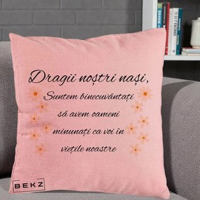 Cadou pentru Nasi - Perna Personalizata Dragii Nostri Nasi Suntem Binecuvantati cu Floricele, 40x40 cm, Roz, Husa Detasabila, Perna Inclusa, BEKZ®