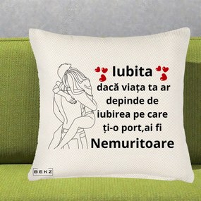 Cadou pentru Iubita - Perna Personalizata Iubita Nemuritoare cu Cuplu Line-Art si Inimi Rosii, 40x40 cm, Crem Reliefat, Husa Detasabila, Perna Inclusa, BEKZ®