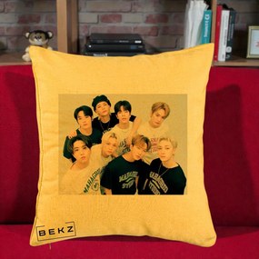 Perna Personalizata K-pop Stray Kids Foto Grup Text, 40x40 cm, Galben, Husa Detasabila, Perna Inclusa, BEKZ®