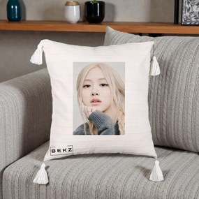 Perna Personalizata K-pop BLACKPINK Rose cu Jucarie de Plus, 40x40 cm, Bej cu Franjuri, Husa Detasabila, Perna Inclusa, BEKZ®