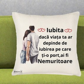 Cadou pentru Iubita - Perna Personalizata Iubita Nemuritoare cu Cuplu Acuarela Roz si Inimi, 40x40 cm, Crem Reliefat, Husa Detasabila, Perna Inclusa, BEKZ®