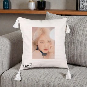 Perna Personalizata K-pop BLACKPINK Rose Blond cu Inel Roz Pastel, 40x40 cm, Bej cu Franjuri, Husa Detasabila, Perna Inclusa, BEKZ®