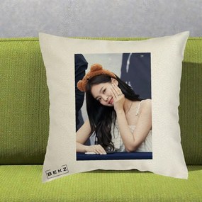 Perna Personalizata K-pop BLACKPINK Jennie Cute cu Diadema Ursulet, 40x40 cm, Ecru, Husa Detasabila, Perna Inclusa, BEKZ®