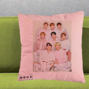 Perna Personalizata K-pop Stray Kids Foto Grup Pastel Roz-Alb cu 8 Membrii, 40x40 cm, Roz, Husa Detasabila, Perna Inclusa, BEKZ®