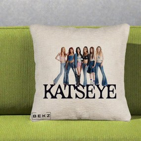Perna Personalizata K-pop KATSEYE Foto Grup Blugi, 40x40 cm, Bej Canapea, Husa Detasabila, Perna Inclusa, BEKZ®