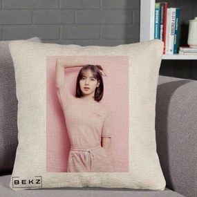 Perna Personalizata K-pop BLACKPINK Lisa Roz, 40x40 cm, Bej Canapea, Husa Detasabila, Perna Inclusa, BEKZ®