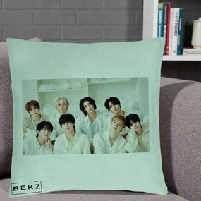 Perna Personalizata K-pop Stray Kids Foto Grup All-White Landscape, 40x40 cm, Verde Menta, Husa Detasabila, Perna Inclusa, BEKZ®