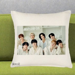 Perna Personalizata K-pop Stray Kids Foto Grup All-White Landscape, 40x40 cm, Crem Reliefat, Husa Detasabila, Perna Inclusa, BEKZ®