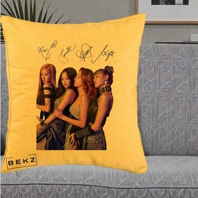Perna Personalizata K-pop BLACKPINK Fotografie Grup Autografe Deasupra, 40x40 cm, Galben, Husa Detasabila, Perna Inclusa, BEKZ®