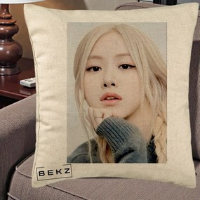 Perna Personalizata K-pop BLACKPINK Rose cu Jucarie de Plus, 40x40 cm, Bej, Husa Detasabila, Perna Inclusa, BEKZ®