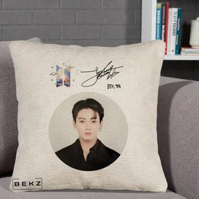 Perna Personalizata K-pop BTS Jungkook Portret cu Autograf, 40x40 cm, Bej Canapea, Husa Detasabila, Perna Inclusa, BEKZ®