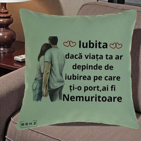 Cadou pentru Iubita - Perna Personalizata Iubita Nemuritoare cu Cuplu Acuarela Roz si Inimi, 40x40 cm, Verde, Husa Detasabila, Perna Inclusa, BEKZ®