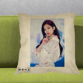 Perna Personalizata K-pop BLACKPINK Jennie Concert Alb cu Microfon, 40x40 cm, Crem, Husa Detasabila, Perna Inclusa, BEKZ®