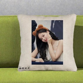 Perna Personalizata K-pop BLACKPINK Jennie Cute cu Diadema Ursulet, 40x40 cm, Bej Canapea, Husa Detasabila, Perna Inclusa, BEKZ®