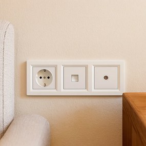 Mufa de priză cu împământare Nova, UTP, cu conector TV cadru alb