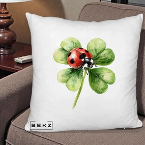 Perna Decorativa Buburuza Norocoasa pe Trifoi cu Patru Foi, 40x40 cm, Alb Pufos, Husa Detasabila, Perna Inclusa, BEKZ®