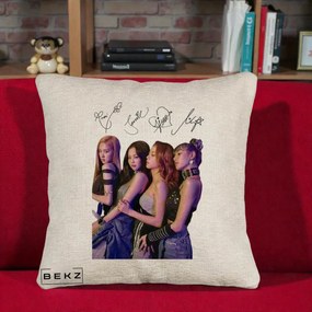 Perna Personalizata K-pop BLACKPINK Fotografie Grup Autografe Deasupra, 40x40 cm, Bej Canapea, Husa Detasabila, Perna Inclusa, BEKZ®