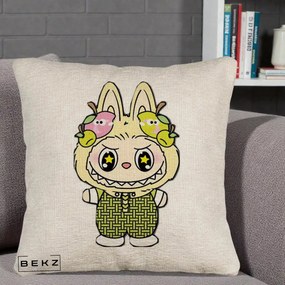 Perna Personalizata Labubu Galben cu Mere si Salopeta, 40x40 cm, Bej Canapea, Husa Detasabila, Perna Inclusa, BEKZ®