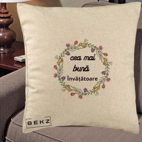Cadou pentru Invatatoare - Perna Personalizata Cea mai Buna Invatatore cu Coronita Florala Colorata, 40x40 cm, Bej, Husa Detasabila, Perna Inclusa, BEKZ®