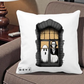 Perna Decorativa Halloween Fantoma si Dracula la Fereastra, 40x40 cm, Alba Mata, Husa Detasabila, Perna Inclusa, BEKZ®