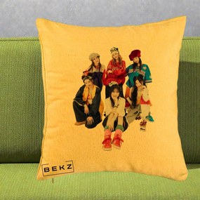 Perna Personalizata Grup K-pop Fete Streetwear Foto, 40x40 cm, Galben, Husa Detasabila, Perna Inclusa, BEKZ®