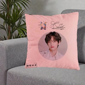 Perna Personalizata K-pop BTS V Taehyung Portret Cerc Autograf, 40x40 cm, Roz, Husa Detasabila, Perna Inclusa, BEKZ®