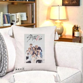 Perna Personalizata K-pop Stray Kids cu Foto Grup Alb-Albastru, 40x40 cm, Bej cu Franjuri, Husa Detasabila, Perna Inclusa, BEKZ®