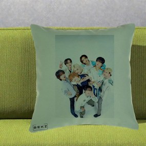 Perna Personalizata K-pop Stray Kids Foto Grup Bleu, 40x40 cm, Verde, Husa Detasabila, Perna Inclusa, BEKZ®