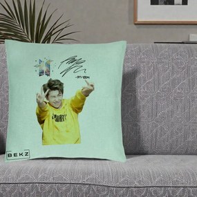 Perna Personalizata K-pop BTS RM Namjoon Hanorac Galben Autograf, 40x40 cm, Verde Menta, Husa Detasabila, Perna Inclusa, BEKZ®